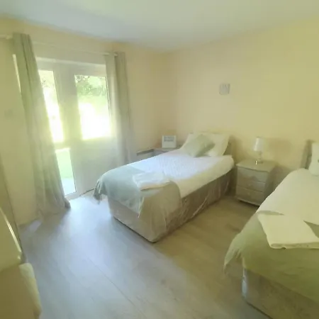 Сasa de vacaciones Remarkable 3-bed House In